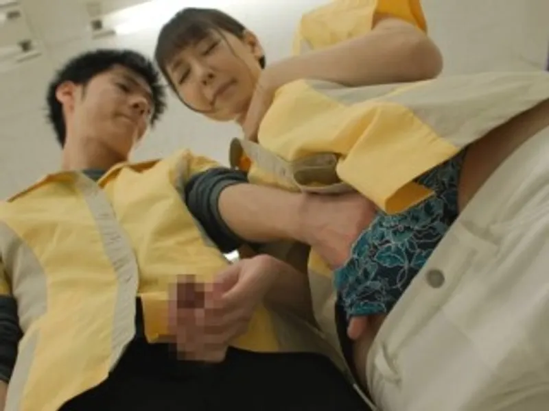 điên cuồng xoạc đồng nghiệp nữ dam dang trong siêu thị mini