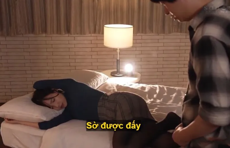 Một đêm mất ngủ với nữ phát thanh viên nổi bật khi ở cùng phòng khách sạn